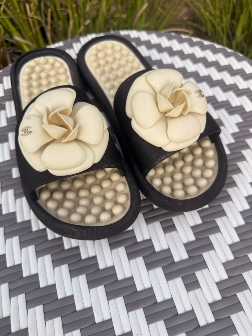 CHANEL Black Slide pool beach Sandals with Cream Camellia Accent CC Logo size 38 - Picture 7 of 7